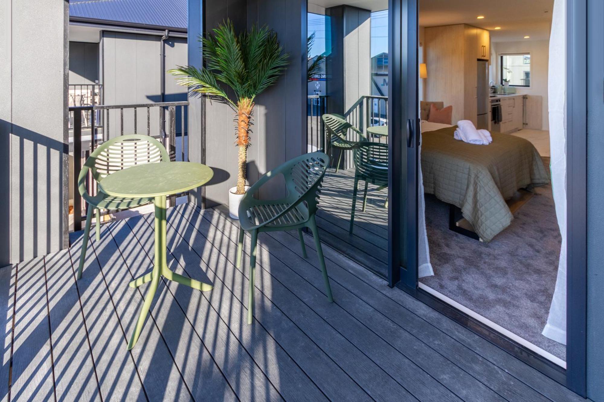 Luxury Studio With Balcony - Close To Supermarket Christchurch Exteriör bild