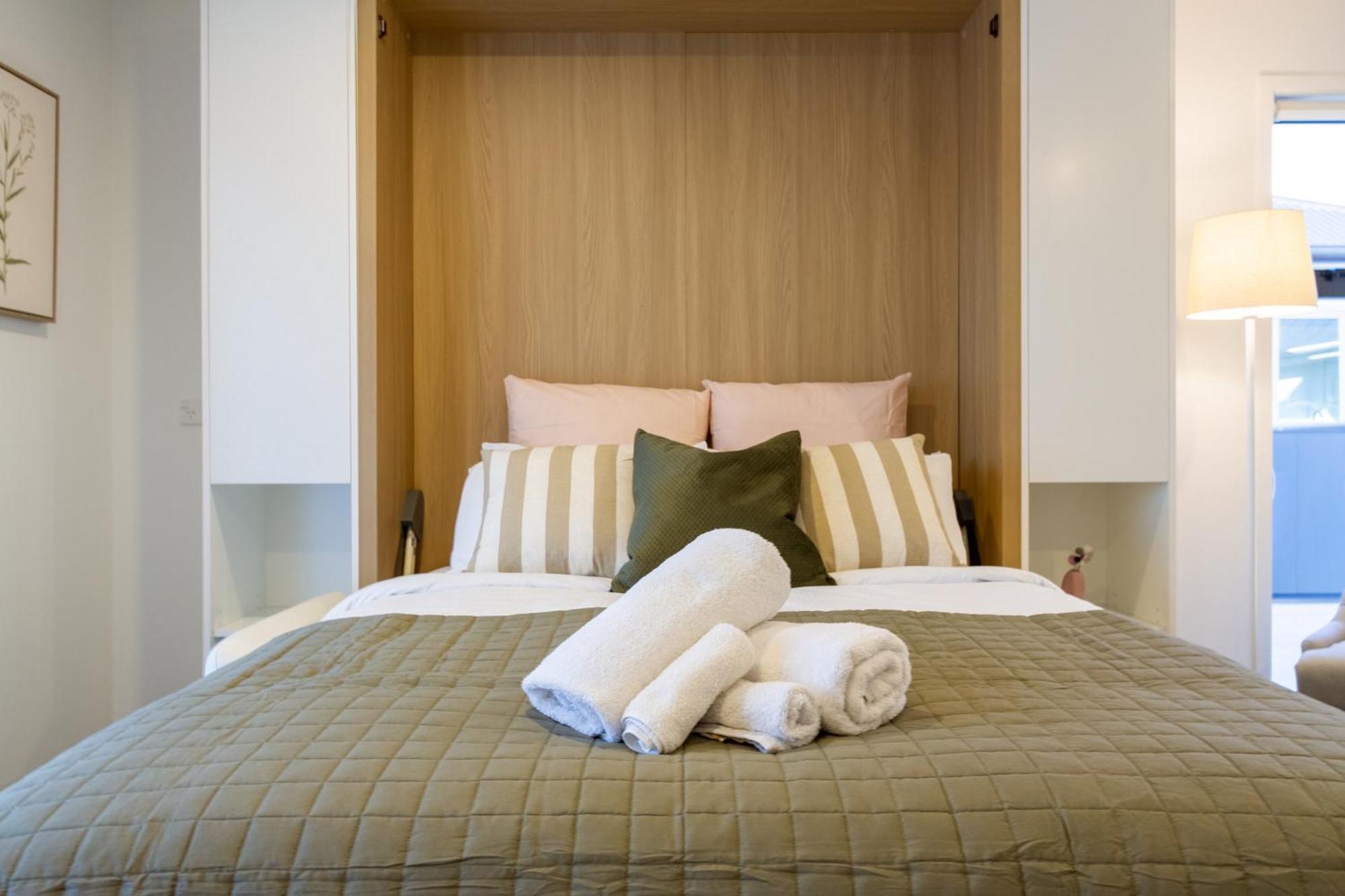 Luxury Studio With Balcony - Close To Supermarket Christchurch Exteriör bild